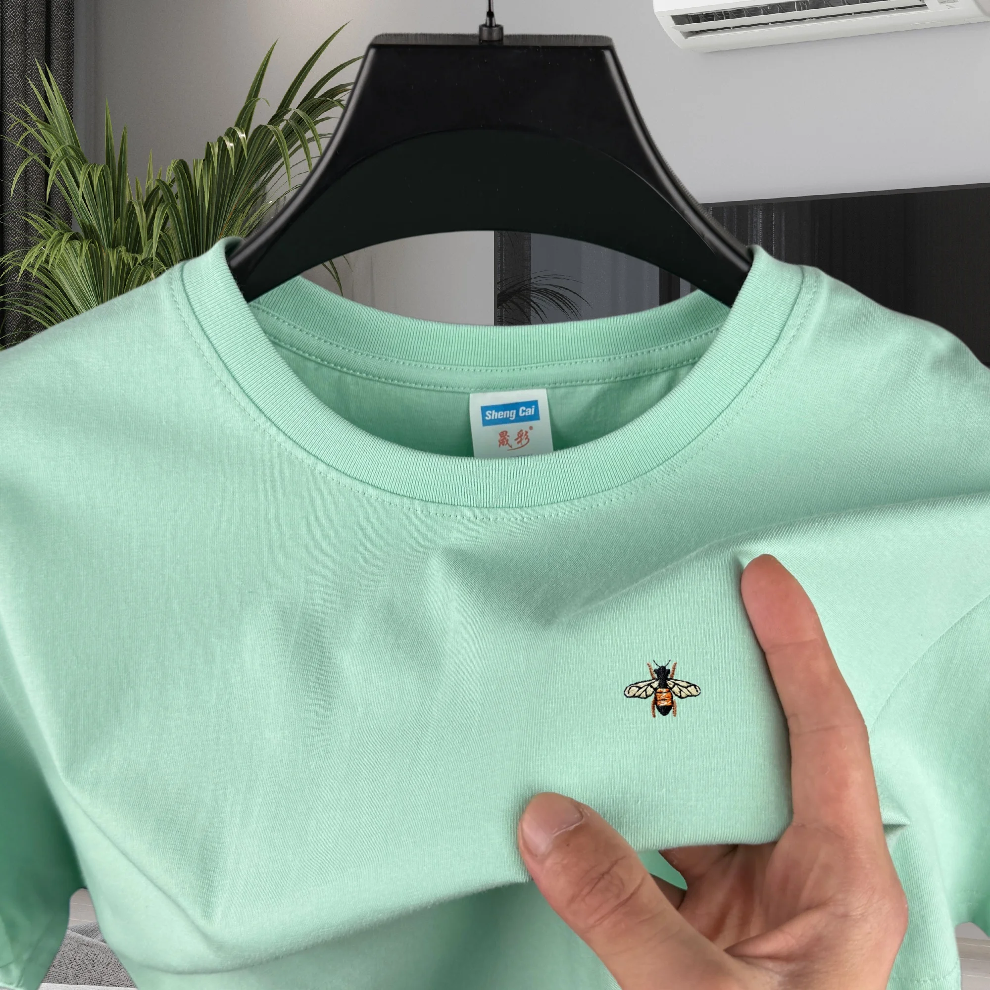 Camiseta Masculina de Algodão 100% Puro de Alta Qualidade com Gola Redonda e Manga Curta, Bordado de Abelha, Moda Verão 2026, Top Esportivo Casual