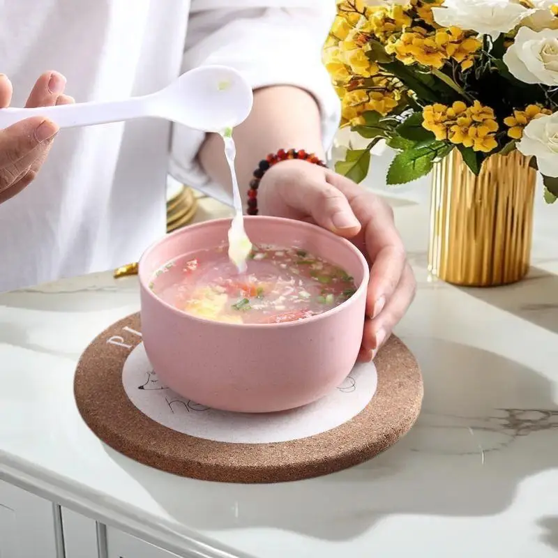 

Привлекательная однотонная миска из пшеничной соломы — легкая, идеально подходит для столовой и кухни.