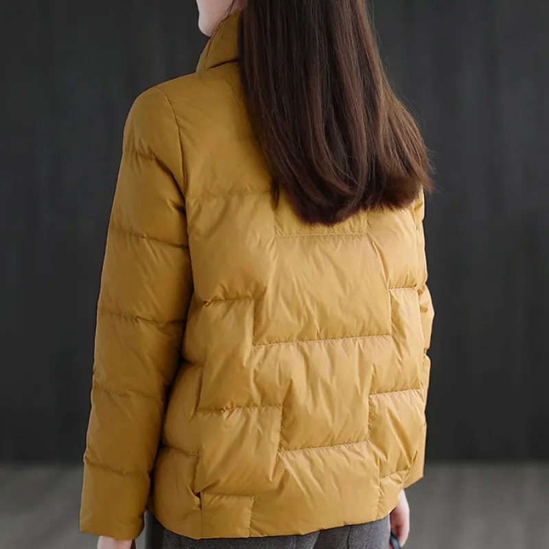 Abrigo de plumón de algodón para mujer, parka holgada de longitud corta con cuello alto, prendas de vestir ligeras, tendencia de invierno, novedad de 2023