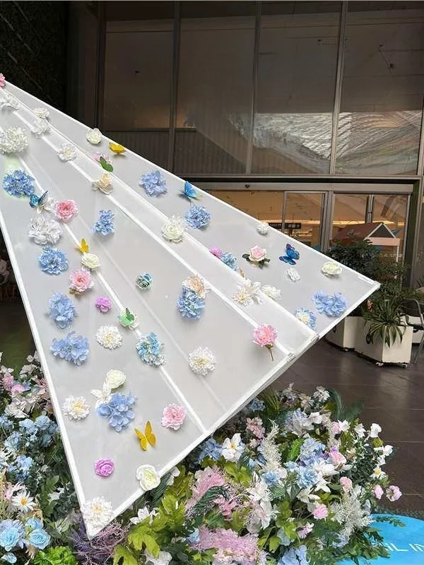 installazione-artistica-gigante-a-forma-di-aeroplano-floreale-oggetto-decorativo-per-esterni-scenografia-per-ville-luoghi-popolari-per-foto-all'aperto