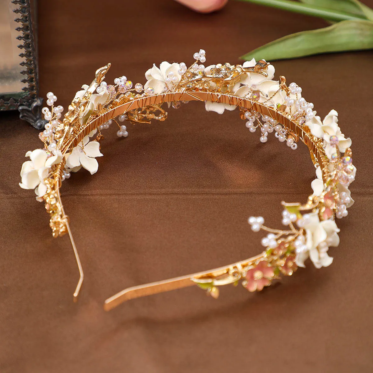 Elegant Princess เจ้าสาวคริสตัลเพิร์ลดอกไม้ Tiara Rhinestone Leaf Hairband สําหรับงานแต่งงานอุปกรณ์เสริมผม