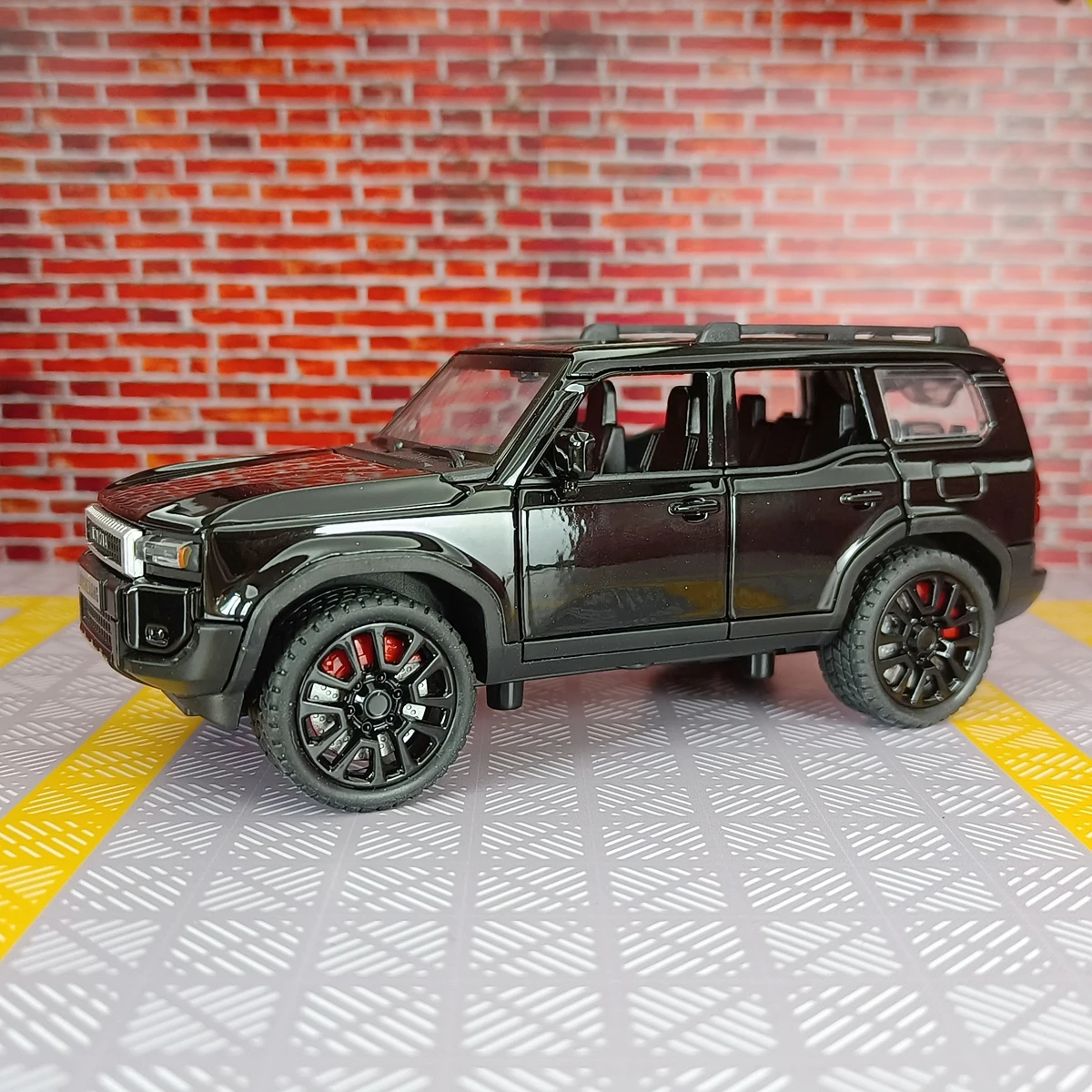 1:32 Toyota Prado 2024 liga modelo de carro ornamento, portas e capô do motor, porta-malas pode ser aberto para brinquedos infantis