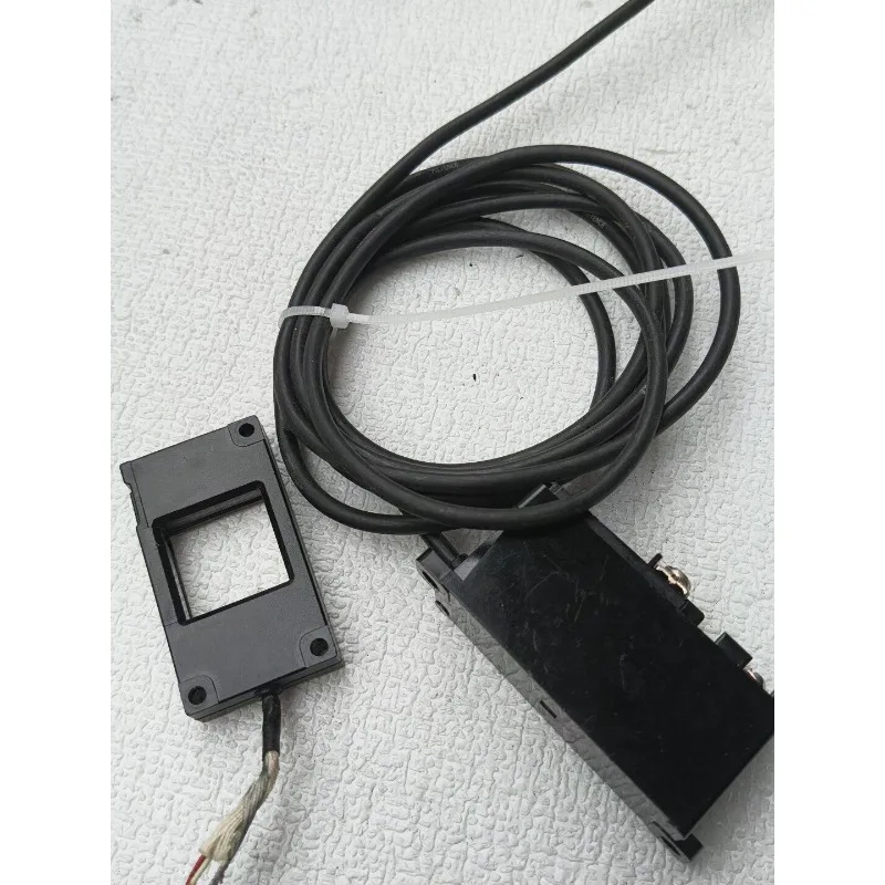 PG-610 PG-602 Photoelectric Sensor Set 12-24V 100mA 2m Cable Used Minor Surface Wear Fully Tested for Industrial Control Systems