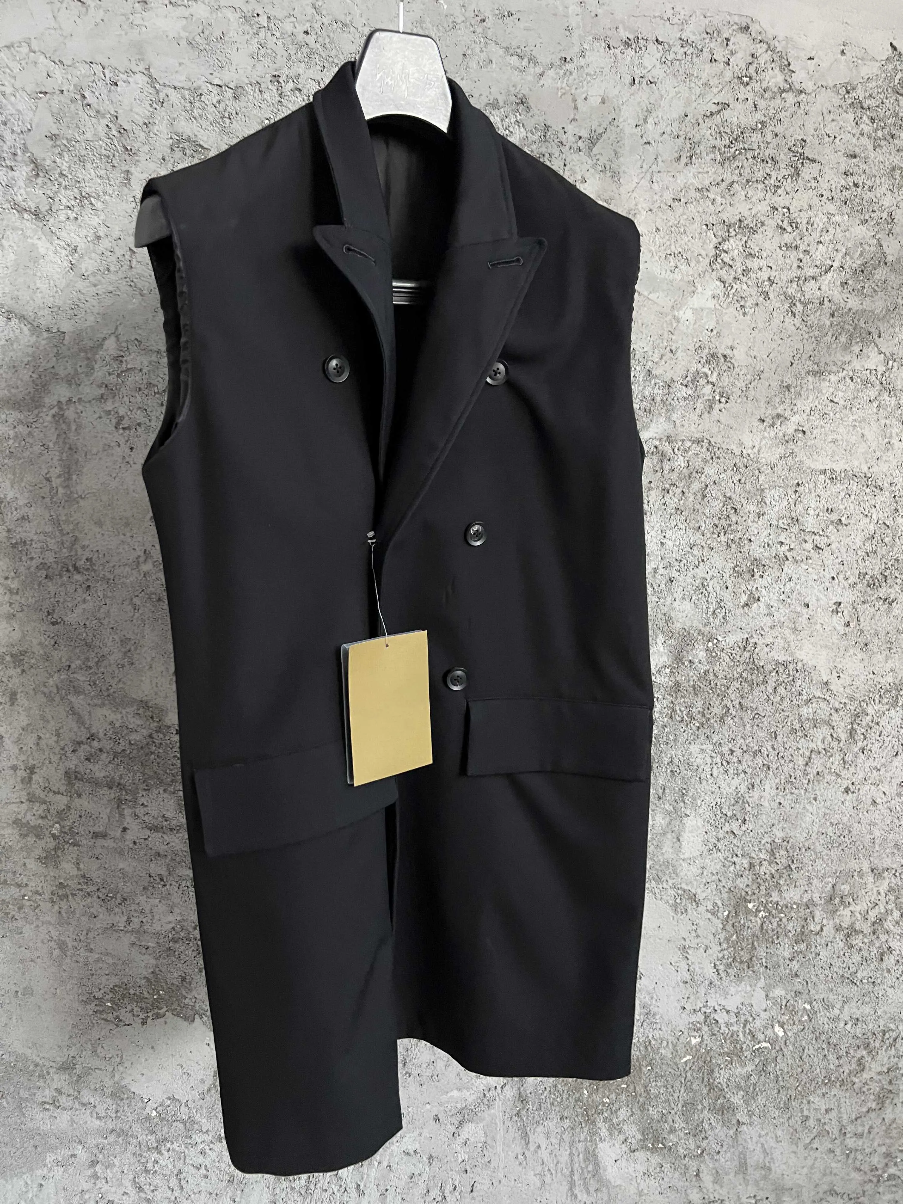 حاشية غير متناظرة، تصميم بصدر واحد، جيب كبير، صدرية، بدلة سوداء، ياقة، بلا أكمام #2