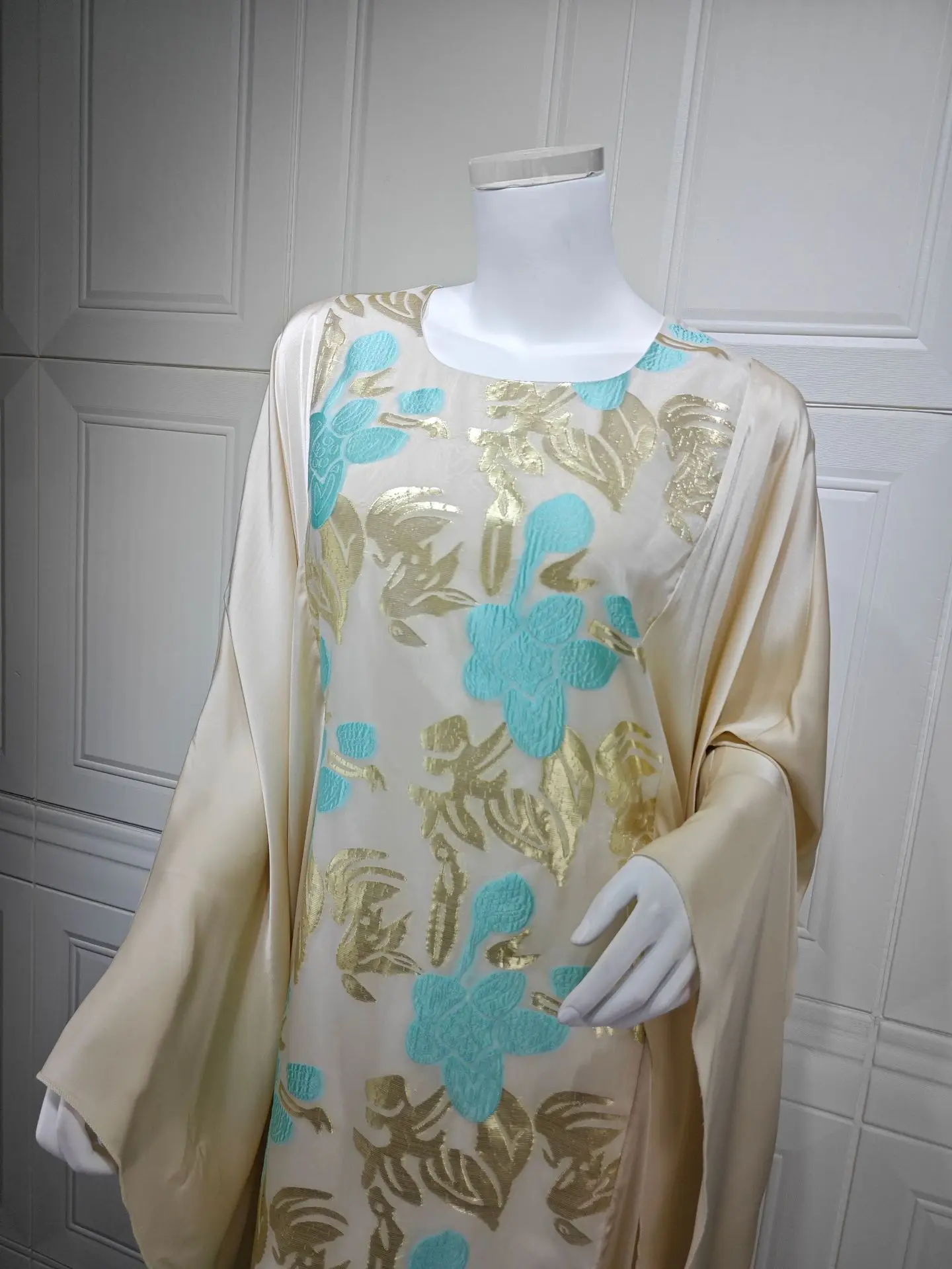 

Uni Luxury Jacquard Woman Evening Dress Dubai Batwing Sleeve Gold Stamping Abayas Kaftan 2025