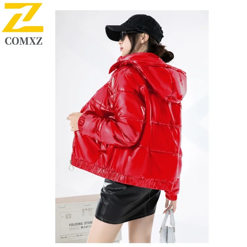 سترة مبطنة للرجال من COMXZ بغطاء للرأس للتزلج في الهواء الطلق سترة سميكة دافئة لامعة للسفر ملابس خارجية شتوية خفيفة الوزن