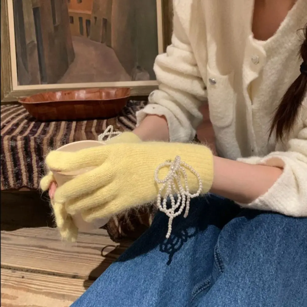 قفازات نسائية محبوكة بفيونكة لؤلؤ ، أحادية اللون ، سميكة ، دافئة ، إصبع كامل ، مقاومة للرياح ، ناعمة ، شاشة تعمل باللمس ، الشتاء ، الموضة