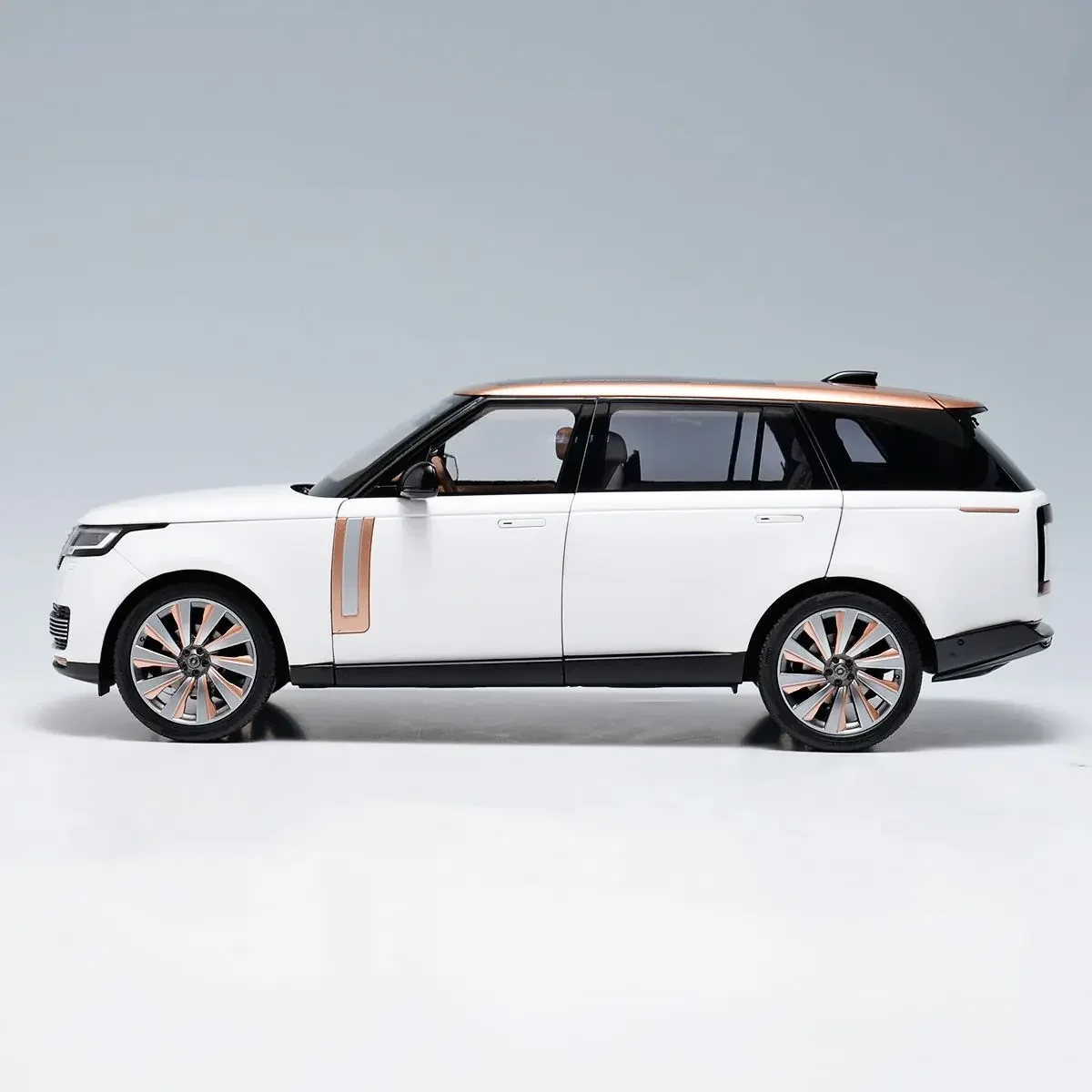 LCD 1:18 Land Rover Range Rover Honor Genesis Long Edition 2024 Alloy Full Drive Car Model Collection