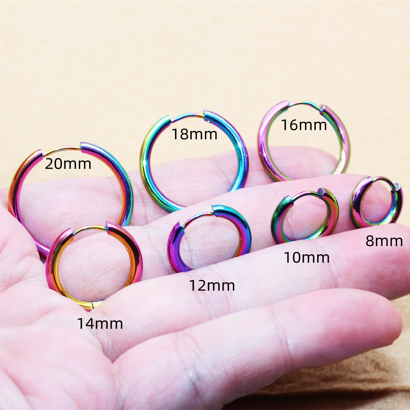 Herren Damen Creolen Bunte Kreise 2,5mm 316L Edelstahl Ohrringe IP-Beschichtung Nicht Verblassend Allergiefrei – Detail 1