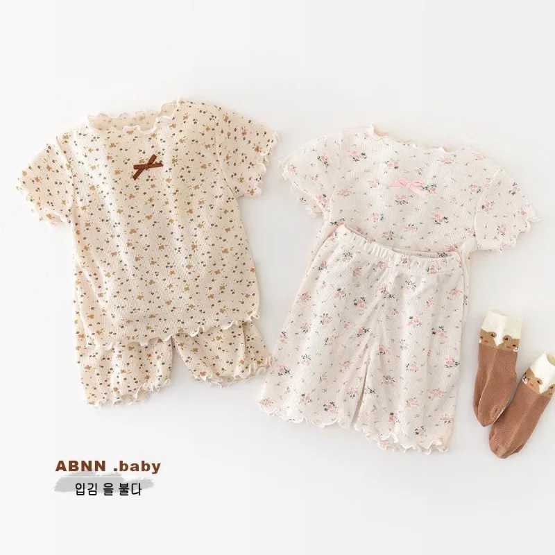 2-teiliges neues Sommer-Outdoor-Set für Mädchen mit kurzen Ärmeln und Shorts, Blumenmuster, Baby-Sommer-Outfit, zweiteiliger, stilvoller Pyjama, trendig