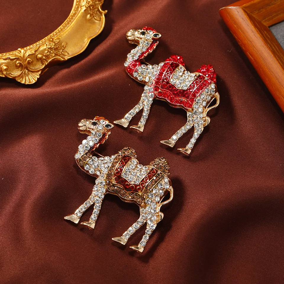 New Vintage Creative Rhinestone Cute Camel spilla Pin per donna uomo Suit Coat Animal spille accessori Party Jeweley Gifts