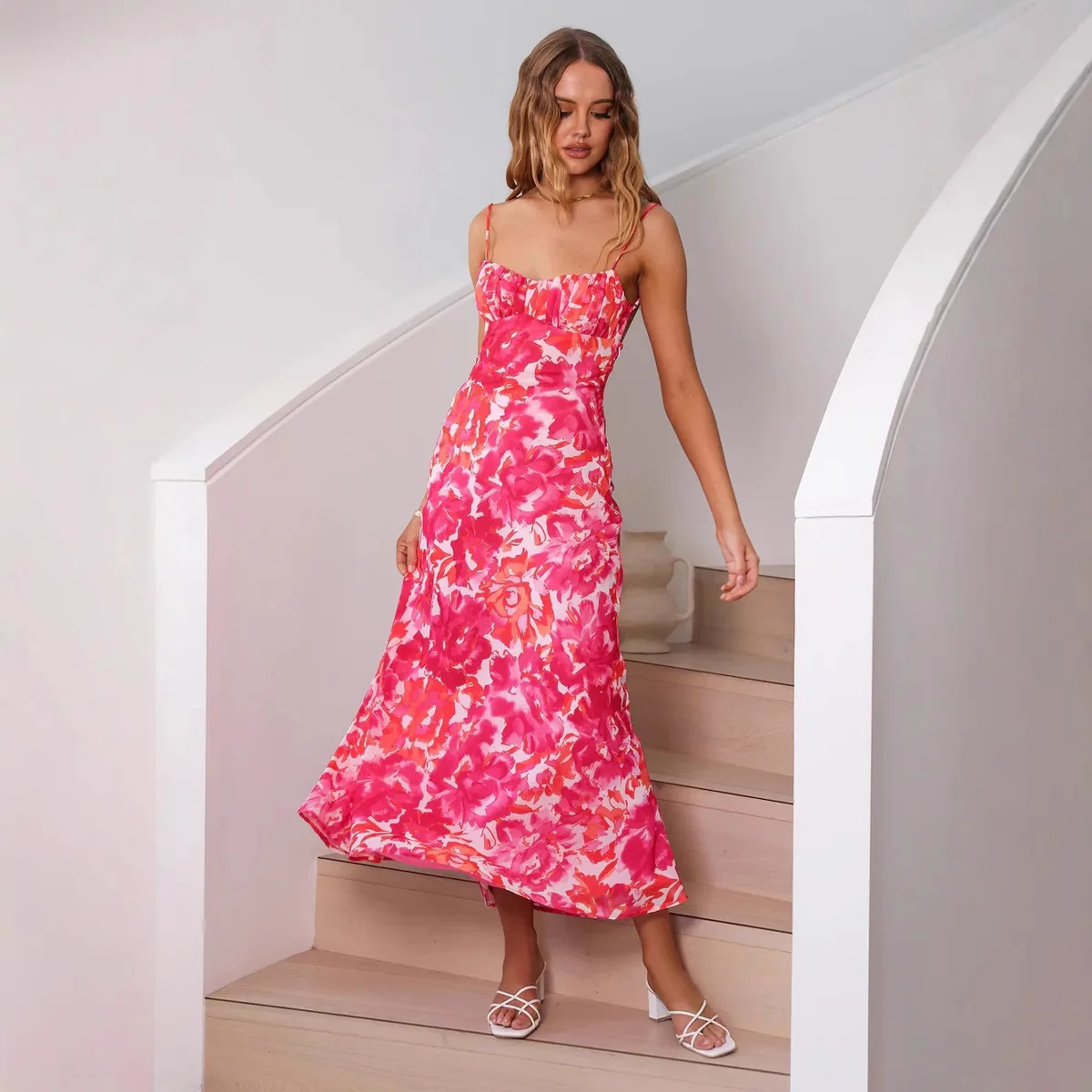 فستان نسائي مثير مطبوع بمزاج 2025 فستان صيفي أنيق بقصة منخفضة فستان هالتر بدون ظهر ملابس خروج على طراز الشاطئ رداء نسائي