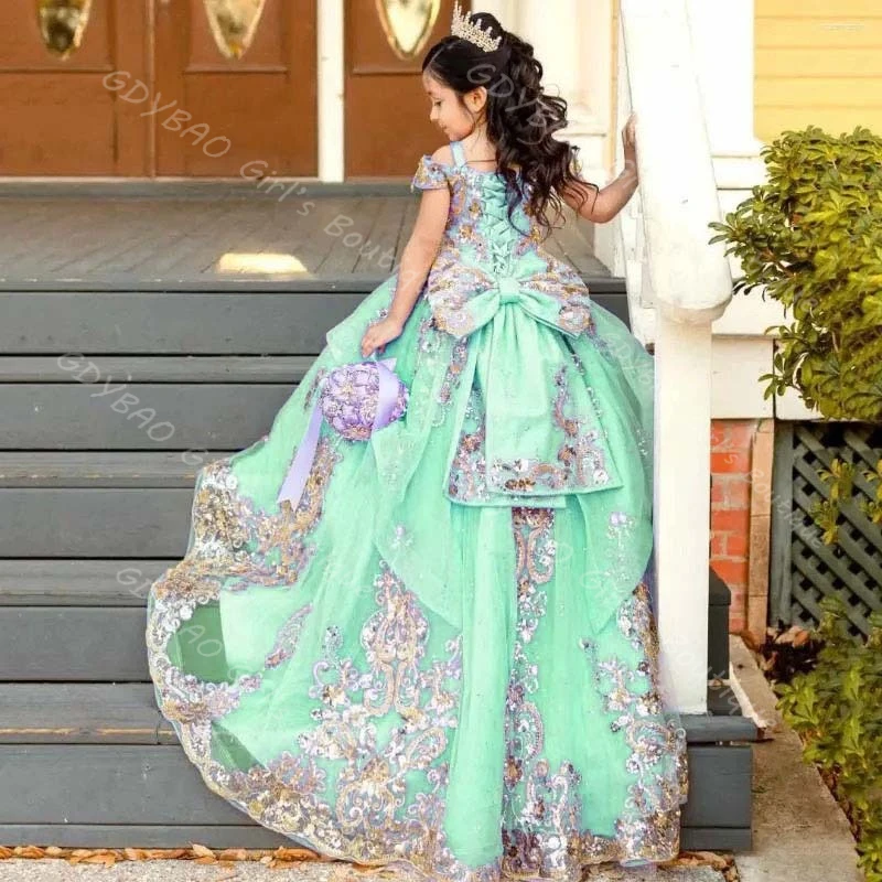 فستان أنيق لفتاة الزهور مع فيونكة ذهبية مزينة بكتف منسدل فستان الأميرة لحفلات الزفاف وأعياد الميلاد