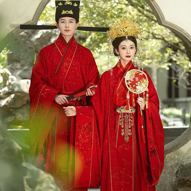 New Chinese-style wedding toasting set with phoenix crowns and red robes by Han Couple