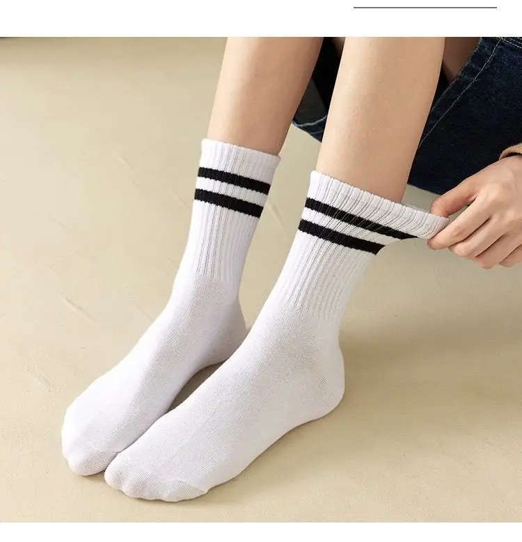 10 Paar gestreifte Baumwollsocken für Damen, atmungsaktiv, bequem, Sportsocken, schweißabsorbierend, modische schwarz-weiße Socken – Detail 7