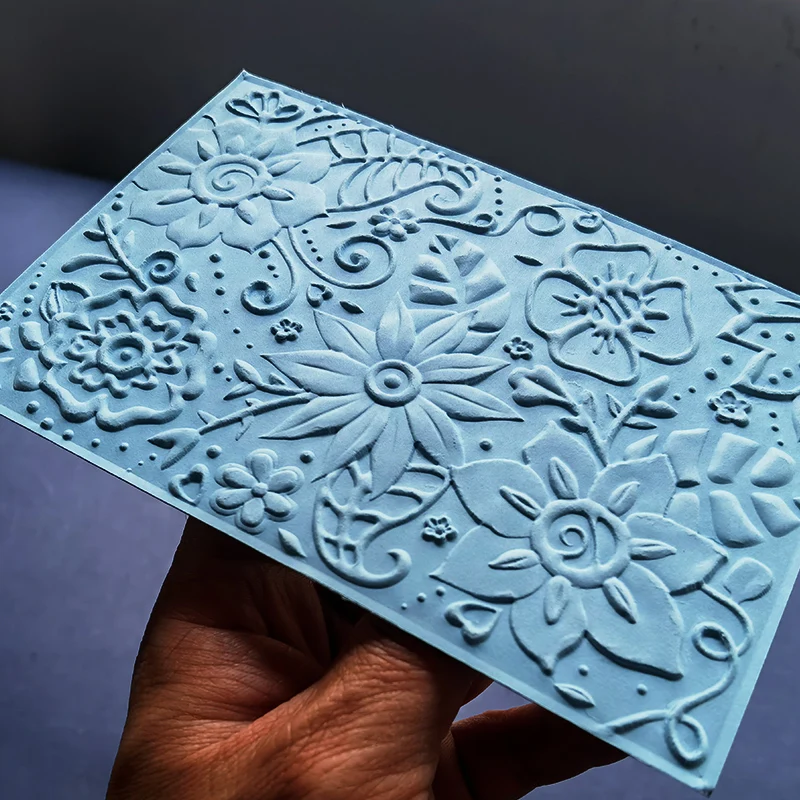 Geprägter 3D-Ordner aus Kunststoff, Hintergrunddesign mit floralem Dekorationsmuster, geeignet für DIY-Papierschnitt-Bücher, Kartenherstellung, Festivals.