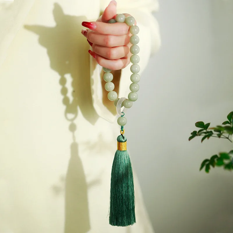 holds a bead string, a female jade rosary with a running ring and tassel accessories, and Yu Taicui's rough stone bracelet.