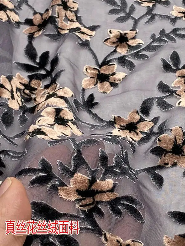 Fondo in seta grigio argento Tessuto di velluto bruciato Abito jacquard cavo Abbigliamento Cheongsam trasparente 1