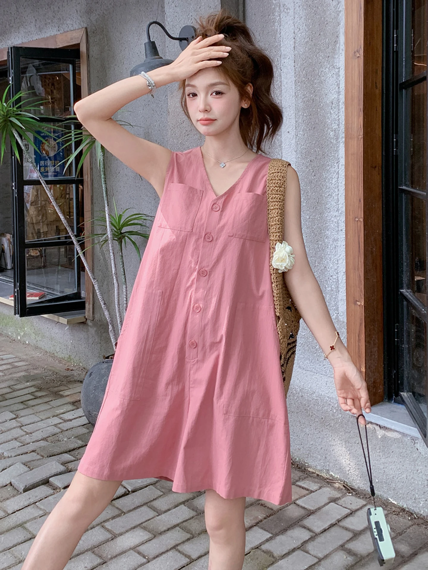 Damski kombinezon w kolorze różowym, luźny, letni, spodnie z wysokim stanem, do pracy, szerokie nogawki, regularny krój, cienki.