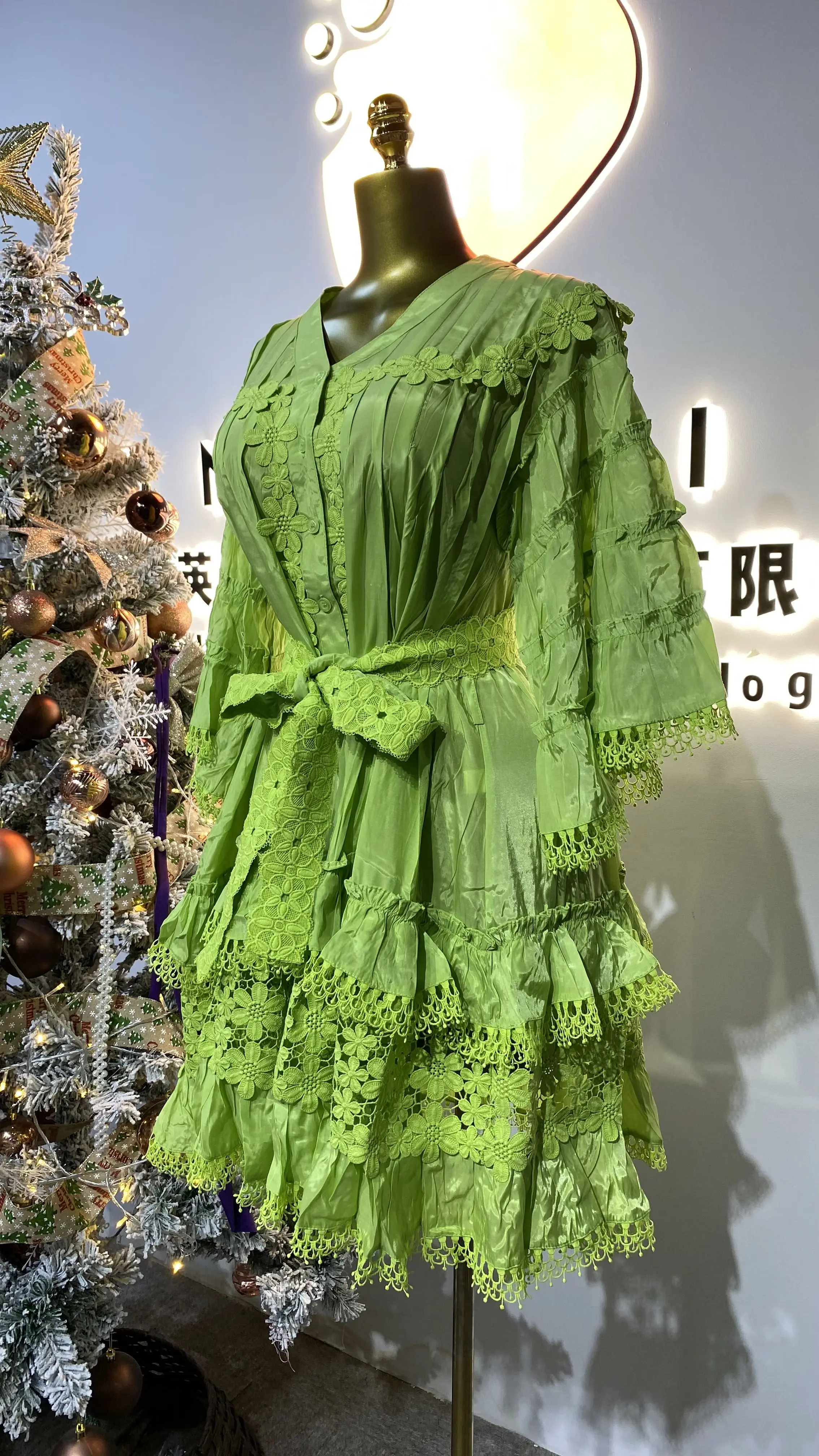 Senhoras do escritório bordado oco sólido vestido gola manga longa cintura alta cortar painel de renda vestido personalizado-GZMM156