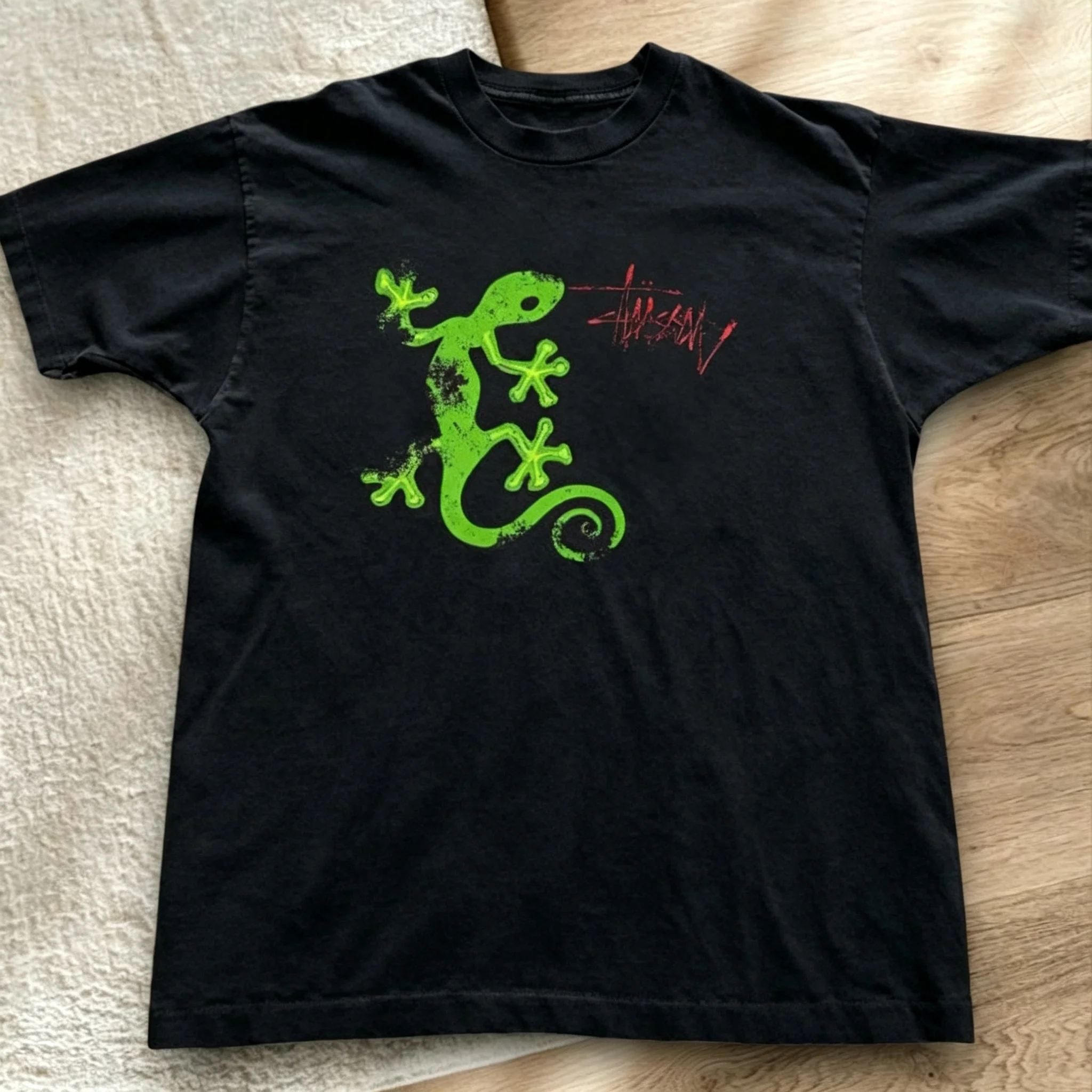 Green gecko pattern T-shirt (black) Unisex, Retro Style. Meme Style Casual Shirt Fun Shirt, Casual Wear, Streetwear.