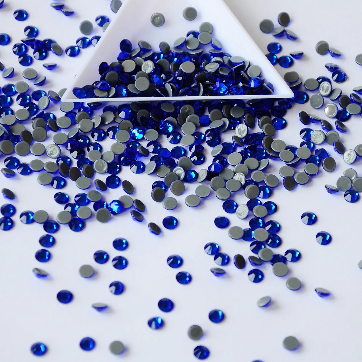 Saphir-Strass DMC Hotfix-Strasssteine, Flache Glassteine für Handarbeiten, zum Aufbügeln auf Kleidung, DIY-Kleider und Kleiderstücke – Detail 4