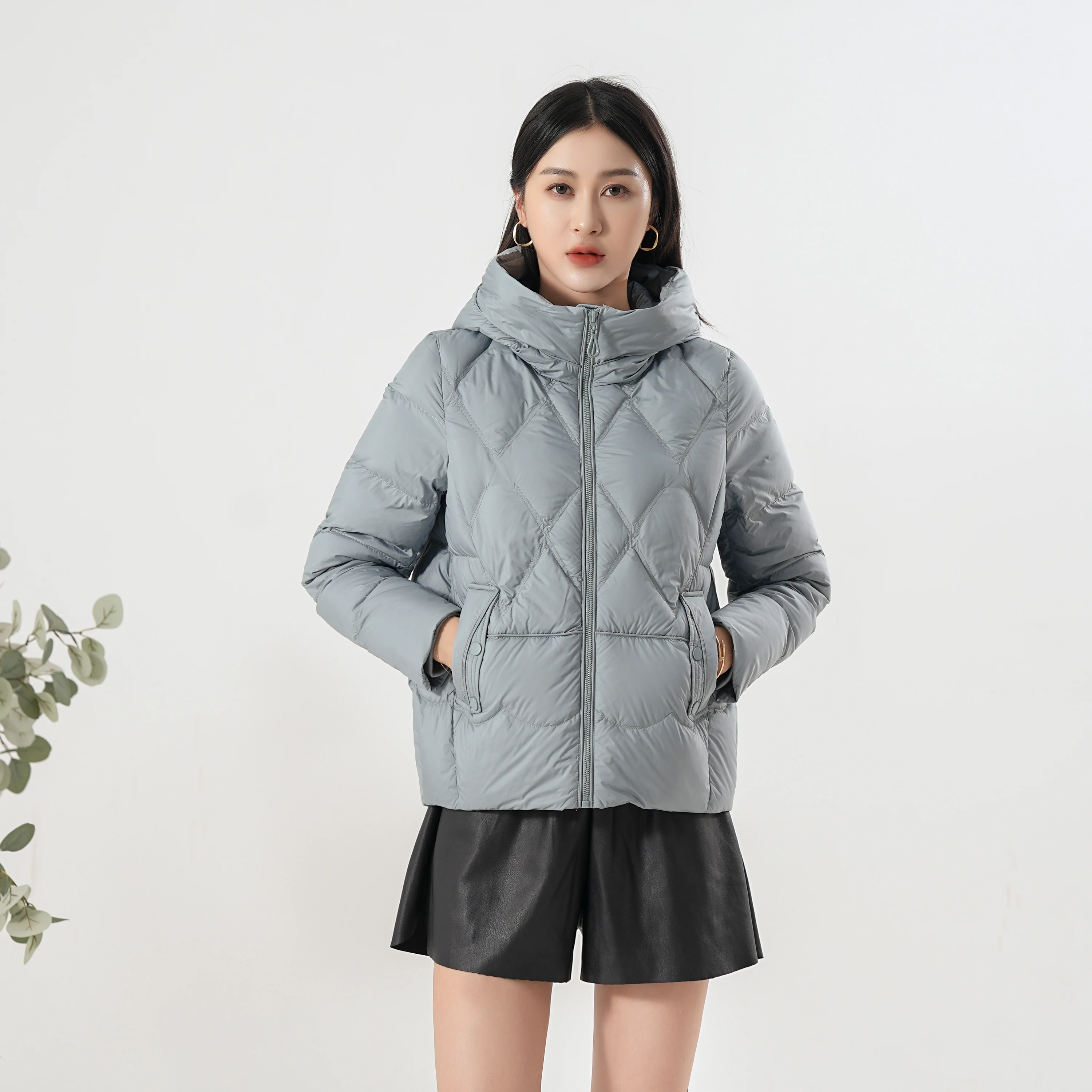 Winter hooded down jacket for middle-aged women, fashionable short style, warm 2024 new model, mom 90 white duck down jacket