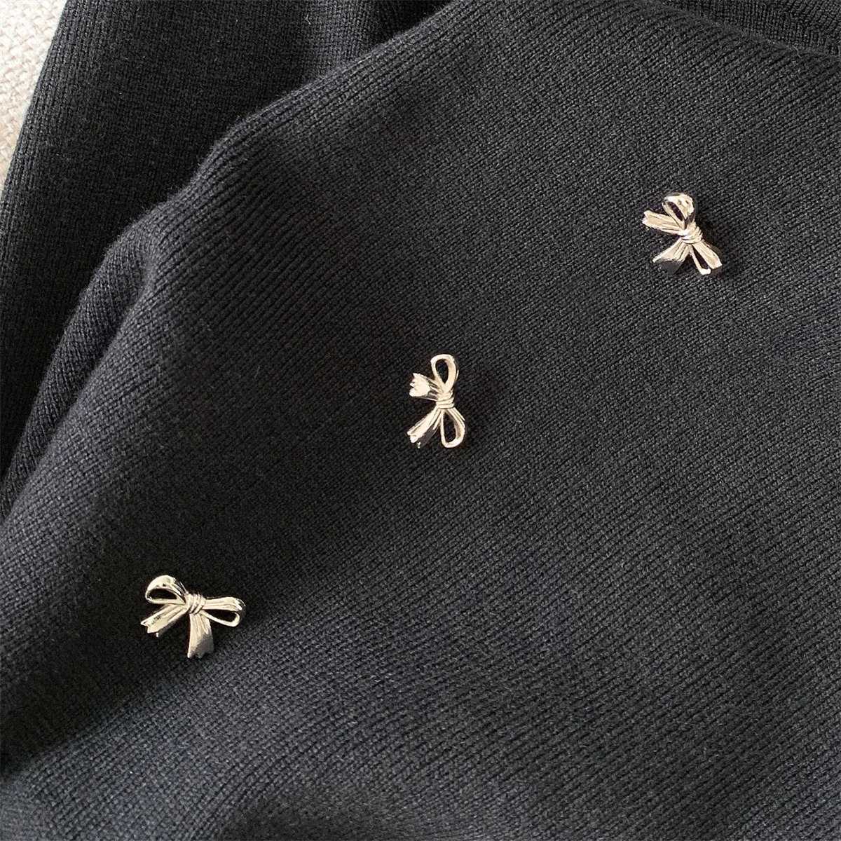 ผู้หญิงสีดํา Spliced สแควร์คอโบว์ปุ่ม 2000s ภาษาฝรั่งเศสคํา Elegant Basic แขนยาว Slim BBase เสื้อกันหนาวฤดูใบไม้ร่วงและฤดูหนาว