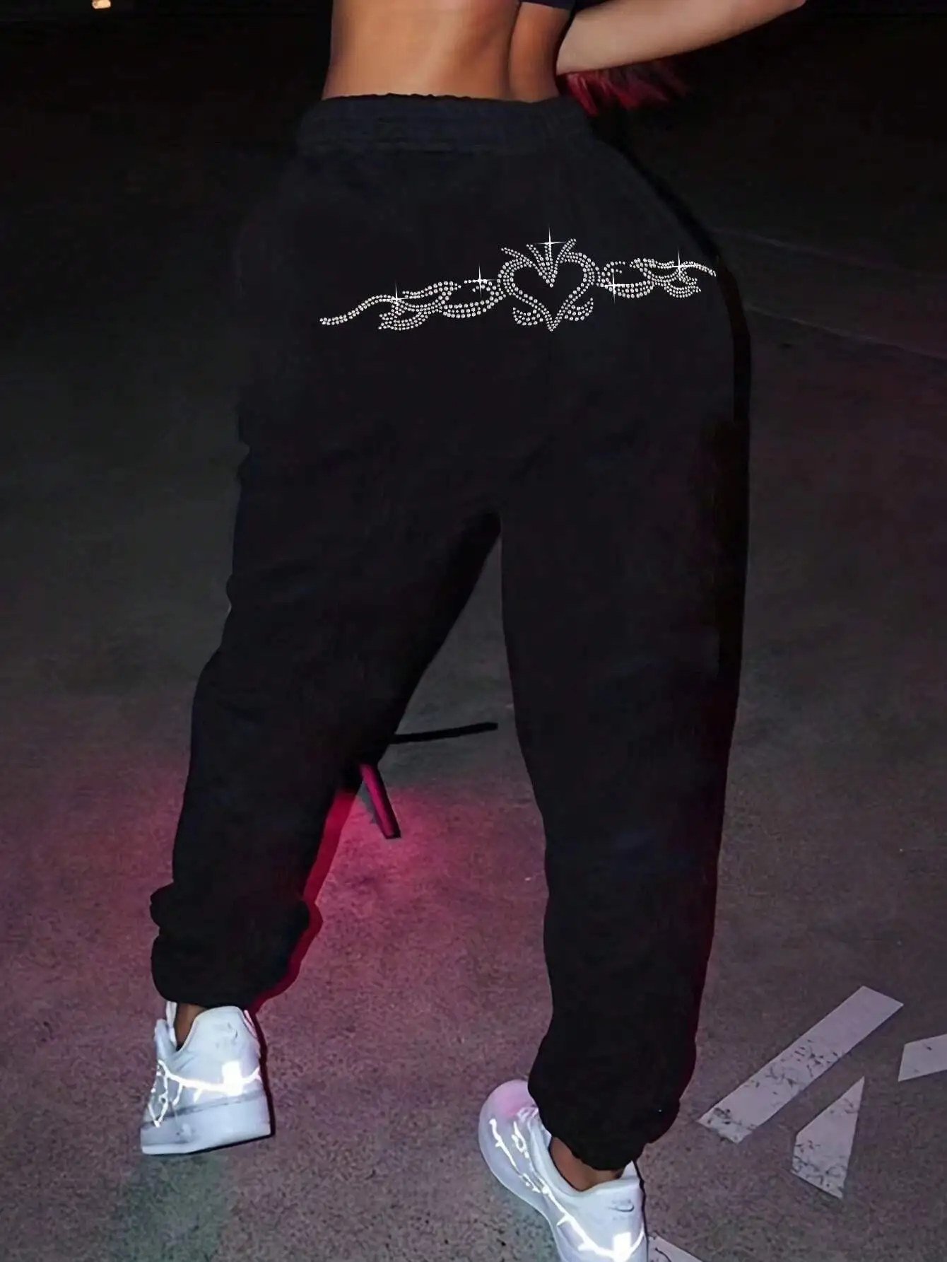 

Женские черные джоггеры с декором в виде стразов в форме сердца - свободные повседневные брюки