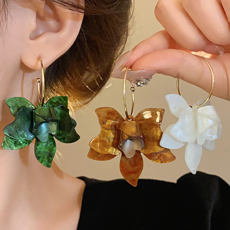 

Vintage Temperament White Flower Drop Earrings for Women Delicate Acrylic Big Petals C-Shape Earring Girls Wedding Party Jewelry