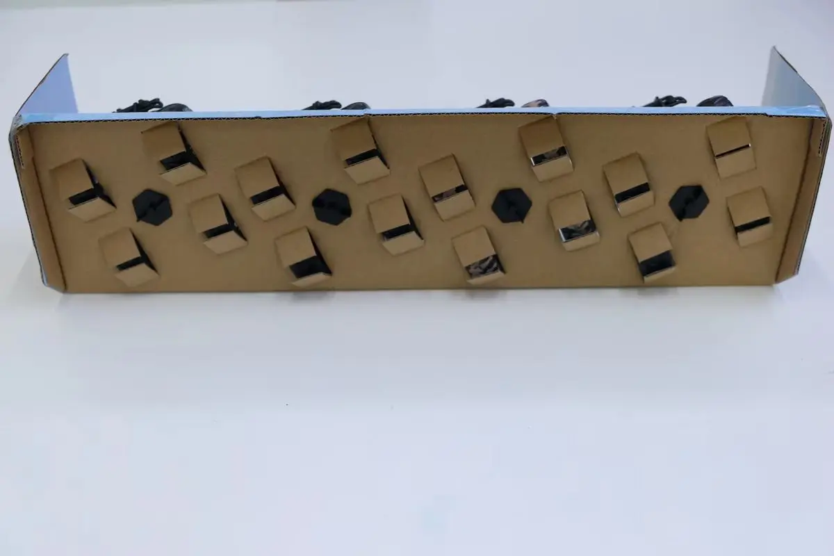 2025年 ニューピクサー ニューカーズ オフロード車 プルバックカー 4個セット ライトニング・マックィーン 合金/プラスチック製 車モデルセット 子供向けギフト おもちゃ