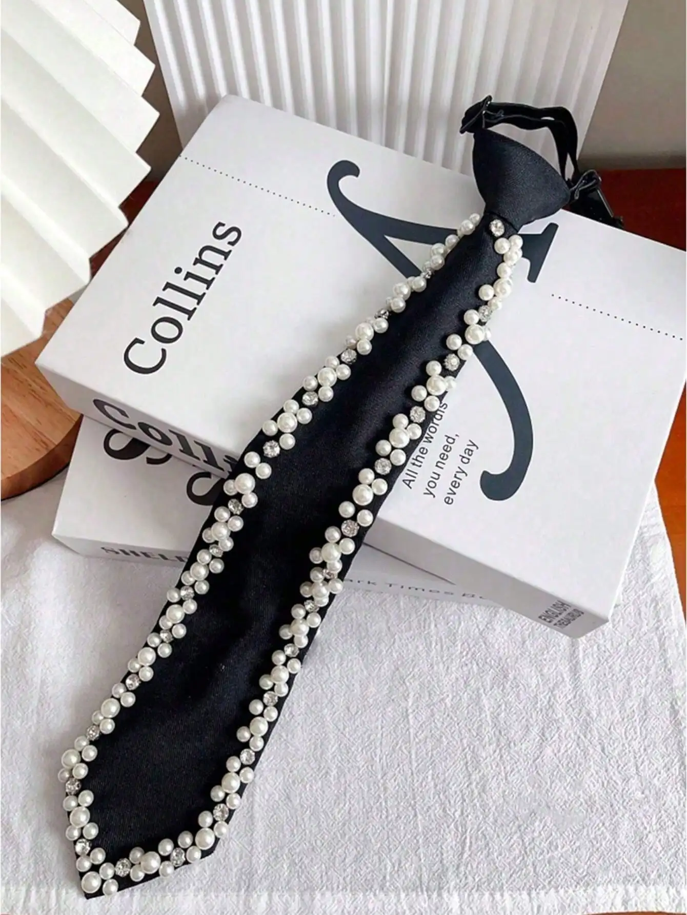

1Pc Elegant Women's Pearl Pre-Tied Necktie,Handmade Beaded Black Tie,Adjustable Formal Neck Accessory for Wedding Business Party