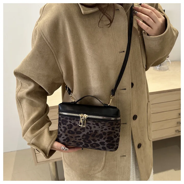 

Новая винтажная квадратная женская сумка 2025 года, нишевая дизайнерская сумка через плечо, многосторонняя сумка подмышки для весенних повседневных и свиданий ​