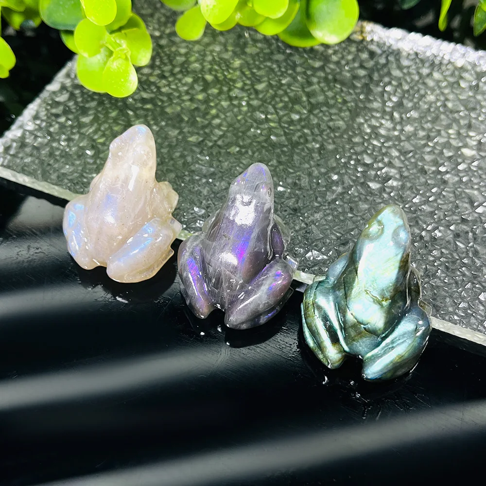 قطعة واحدة من لابرادوريت لامع من الكريستال الطبيعي ونحت الضفدع من حجر القمر - مع تأثير عاكس للريق، حرف يدوية من الأحجار الكريمة الطبيعية #1