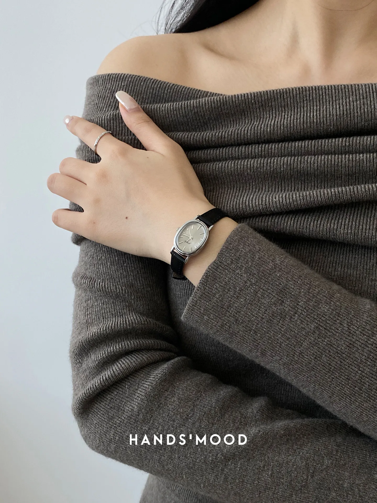 

Новые роскошные часы с овальным маленьким циферблатом, стильные и изысканные, идеально подходят для поездок на работу, часы с кожаным ремешком, отличный подарок для женщин.