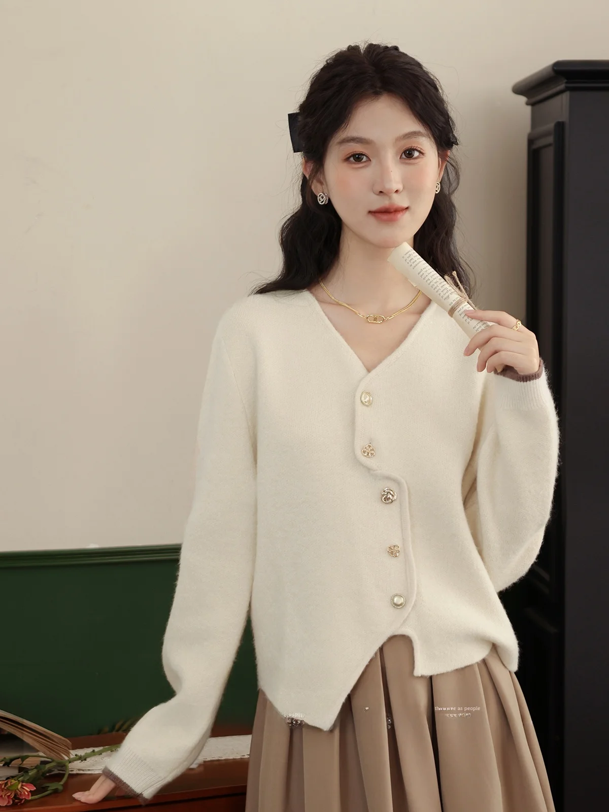 

Вязаный свитер Ele V-ne: Модный женский топ на зиму, высококачественный материал, длинный рукав, дизайн с пуговицами, прямой крой