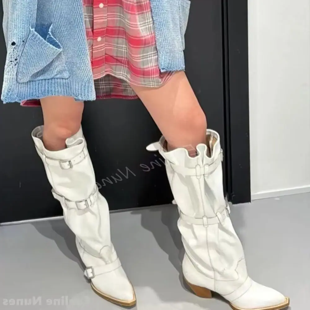 

2025 Новые белые плиссированные ковбойские сапоги в стиле вестерн, женские длинные сапоги без шнуровки с острым носком и пряжкой на массивном каблуке, новые кожаные сапоги в стиле ретро