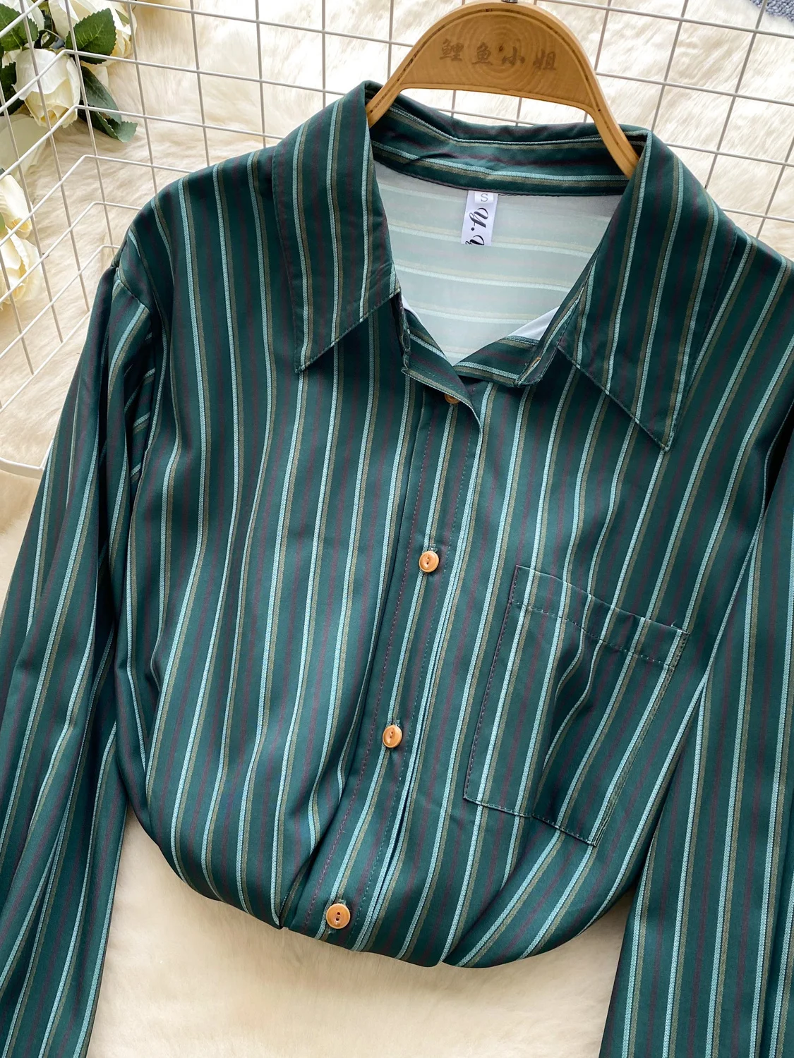 ゆったりとしたカジュアルなロングスリーブのレディース服、韓国風のファッショナブルな襟付きシングルボタンストライプトップス、通勤に最適