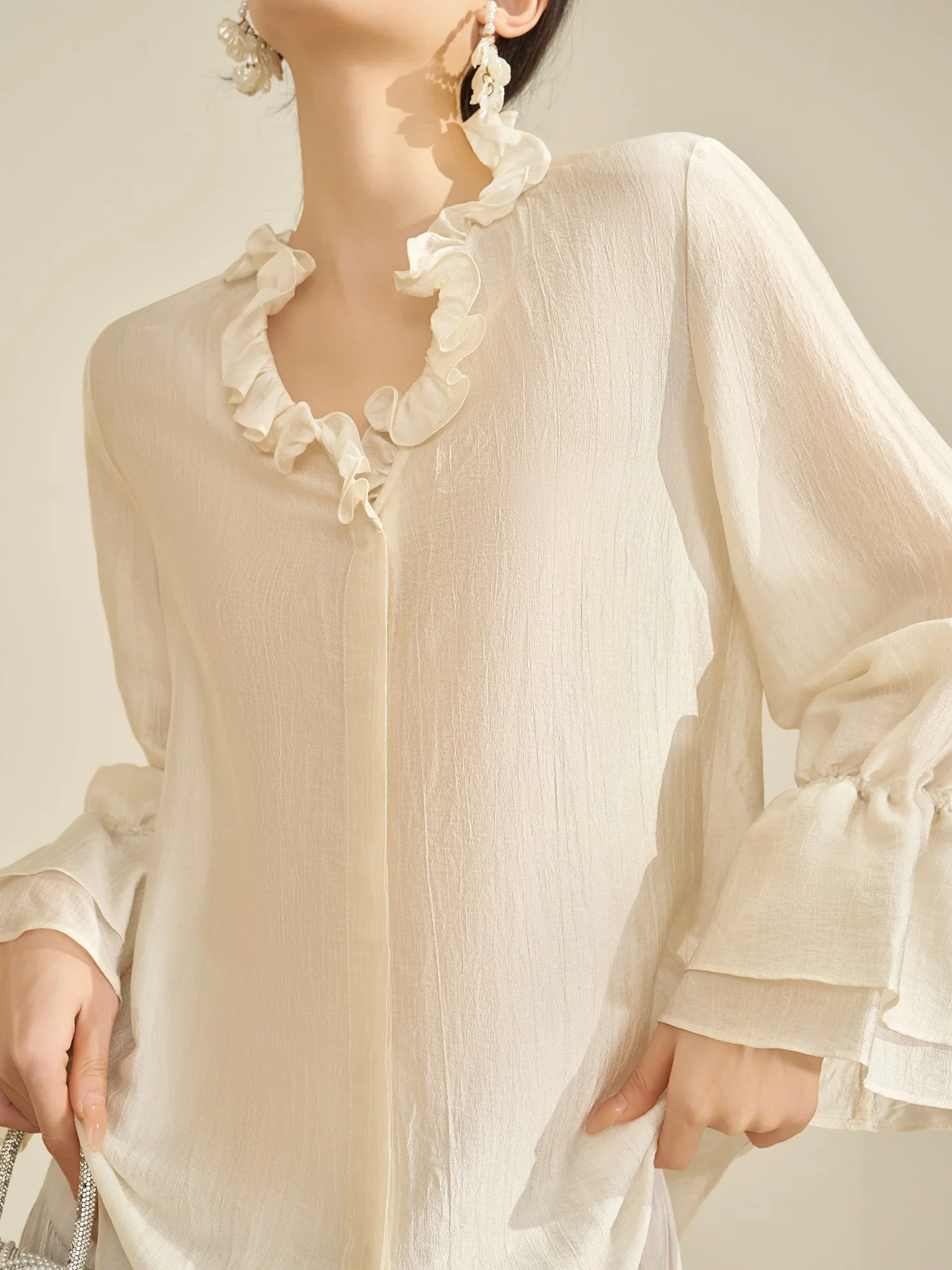 

Женская легкая блузка Flowing Era Весна 2026 с V-образным вырезом, рукавами-колокол, прозрачная, из полиэстера, немнущаяся, для повседневной носки