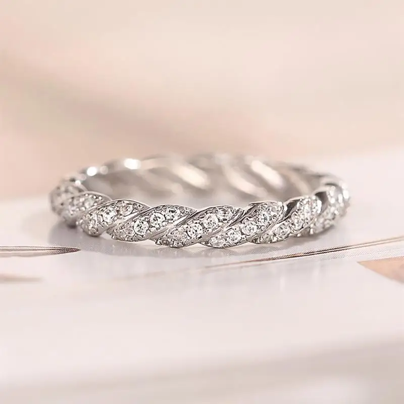 Huitan Twisty Damenring mit glänzendem Zirkonia, schlicht, vielseitig, für Partys, Alltag, charmantes Accessoire, eleganter Urlaubsschmuck