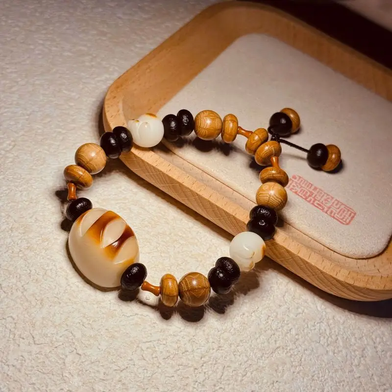 Six-string wooden bracelet featuring unique designs such as Bodhi beads cat claws ivory fruit charcoal-baked bread and sand