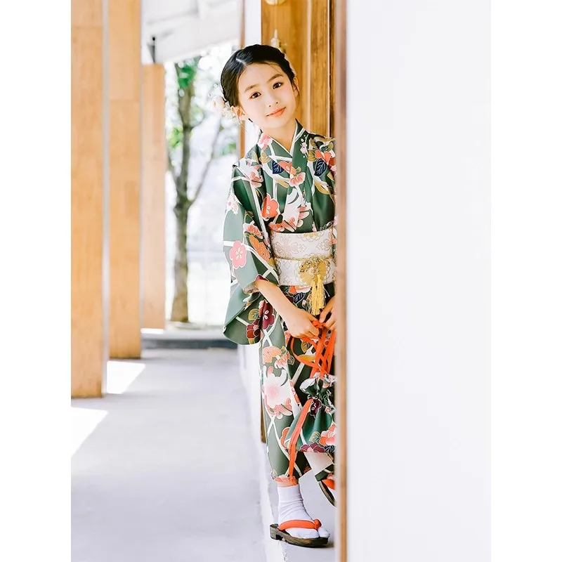 Kimono da ragazza in stile giapponese, colore verde, stampe floreali, Yukata modernizzato per bambini, costume cosplay di Halloween, abito da esibizione