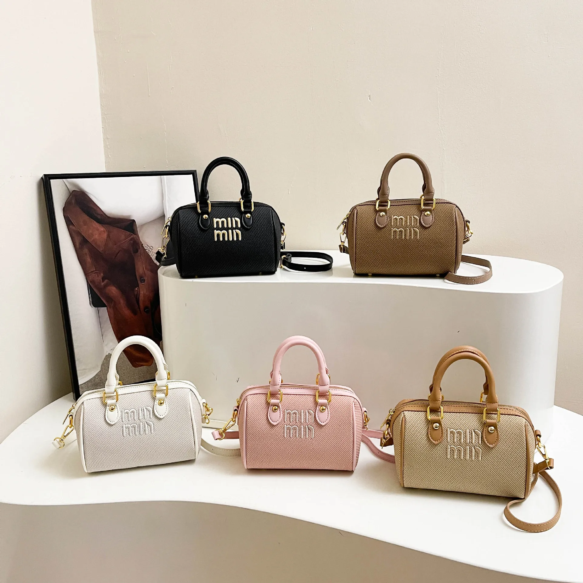 

Архитектурная большая сумка 2025 года, трансформируемая верхняя ручка премиум-класса и сумка через плечо для женщин, сумка через плечо из структурированной веганской кожи