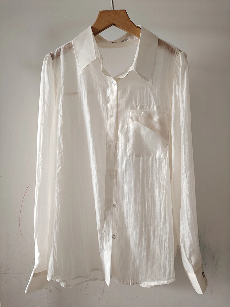 เสื้อเชิ้ตผ้าไลโอเซลล์สีเบจทรงหลวมสไตล์เกาหลีสำหรับผู้หญิง ฤดูร้อน 2025 ป้องกันแสงแดด เสื้อบางเบาสำหรับสุภาพสตรีทันสมัย