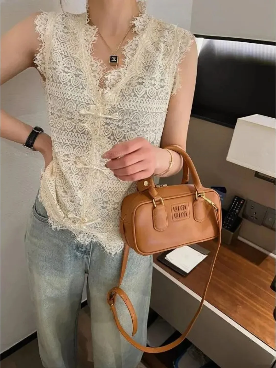 V-Neck Lace Hollow out Tank Top plus Size Overalls Design Sense Button Layering Tank Top Casual Style Loose Fit Thin Model
