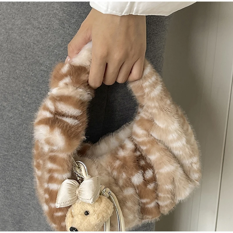 Handtasche mit Reh-Spot-Textur und Kunstfell-Griff, flauschige Plüsch-Tragetasche mit Taschenanhänger, weiche, flauschige Winterhandtasche für Damen – Detail 5