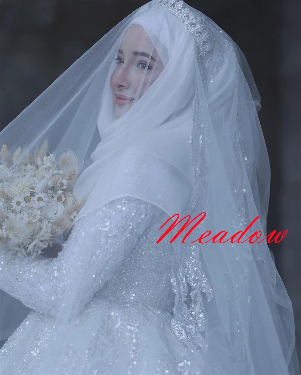 ที่กําหนดเองประณีตสีขาว Organza ชุดแต่งงานคุณภาพสูงคอสูงแขนยาว Chapel Train Sequined ชุดเจ้าสาว