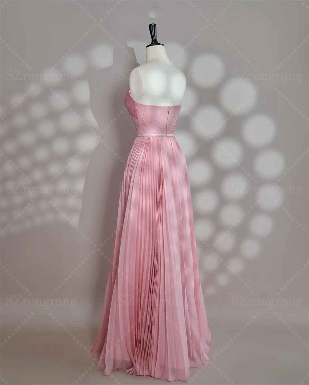 ชุดราตรีงานแต่งงานสีชมพูแบบสั่งตัด ผ้าชีฟองแบบเปิดไหล่ ทรงเดรสยาวลากพื้น เปิดหลัง ประดับคริสตัลและลูกปัด เหมาะสำหรับงานพรอม งานปาร์ตี้ และงานคลับ