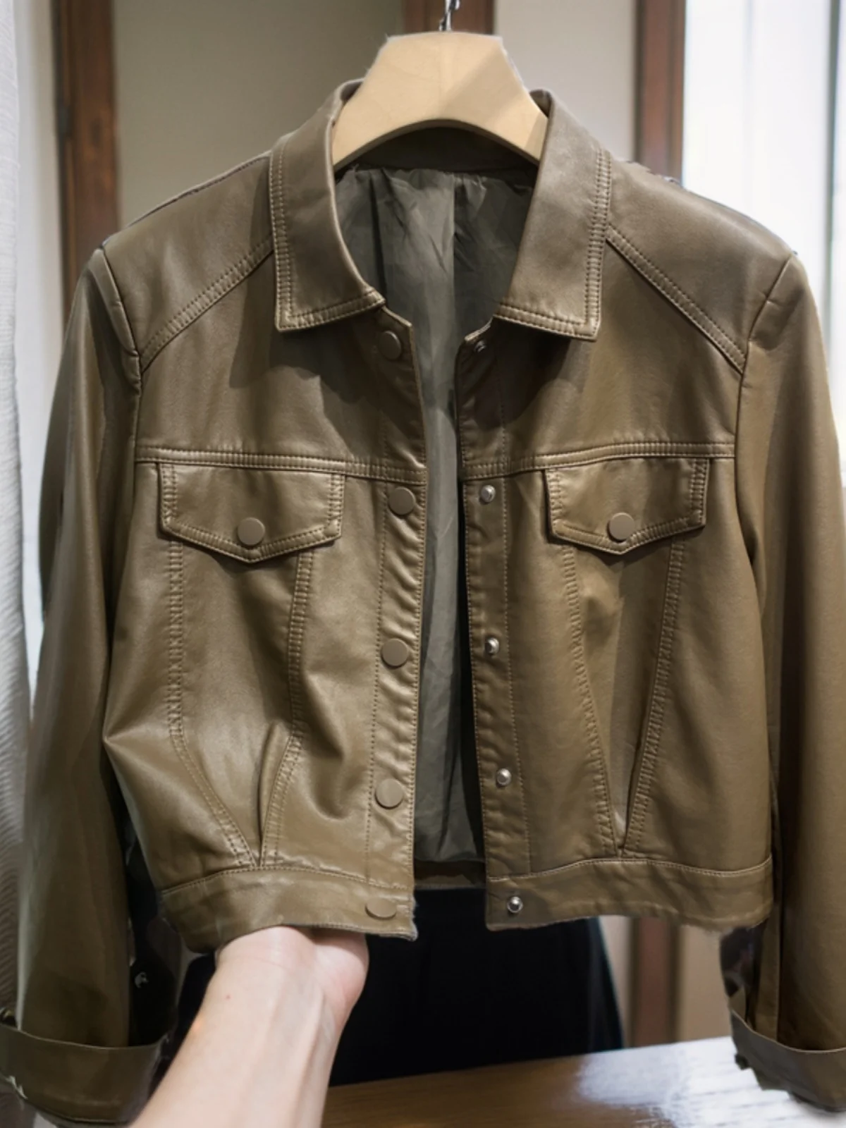 

Женская короткая кожаная куртка-косуха в корейском стиле, весна-осень, новинка, маленький размер, модный топ из полиэстера с длинными рукавами на молнии