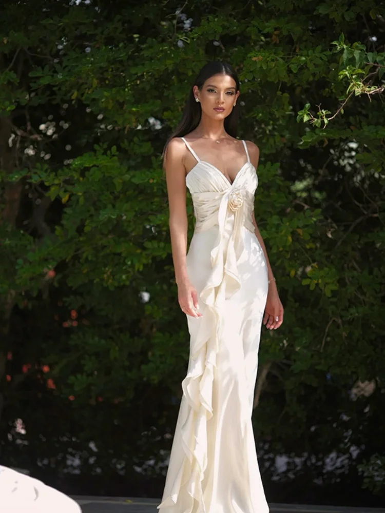 ชุดเดรสยาวผู้หญิงสไตล์แฟชั่น ดีไซน์เรียบหรู สีพื้น ผ้าซาติน แต่งระบายลายดอกไม้ สายคล้องคอ ทรงเข้ารูป ช่วยพรางหุ่น เหมาะสำหรับใส่ทำงานหรือโอกาสพิเศษ